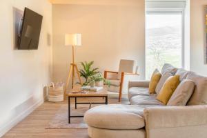 a living room with a couch and a table at Espectacular apartamento a 10 minutos de Pamplona in Uterga +38 photos