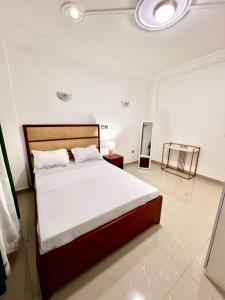 a bedroom with a large bed in a room at Cosy Appartment in Yaoundé