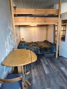 a room with a table and a bunk bed at Studio 4 places - Centre-ville in Ax-les-Thermes