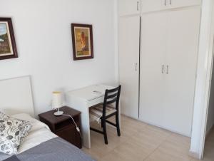 a bedroom with a bed and a desk with a chair at Un lugar tranquilo y relajado en Pedrasanta in La Salud +1 photo