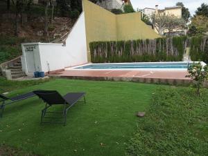 a yard with a chair and a swimming pool at Un lugar tranquilo y relajado en Pedrasanta in La Salud