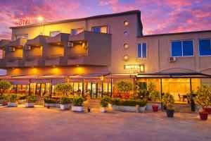 a hotel with a lot of plants in front of it at Hotel Omw Vore in Vorë