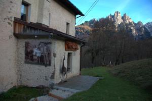 an old building with a picture on the side of it at Mezzodì Locazione Turistica in Colcerver
