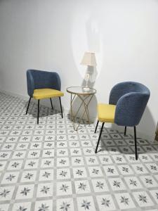 a room with two chairs and a table with a lamp at LAS CASITAS DE JISA in Talavera de la Reina