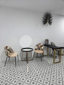 a room with three chairs and a table and a clock at LAS CASITAS DE JISA in Talavera de la Reina +17 photos