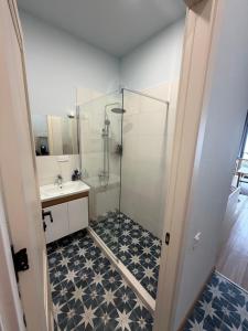 a bathroom with a shower and a sink at Art house in Kʼumlistsʼikhe