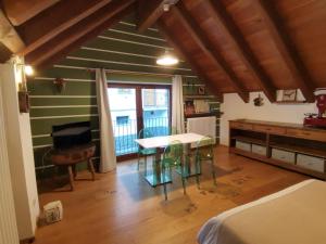 a bedroom with a table and chairs in a room at Antico Borgo 2 in Cadarese