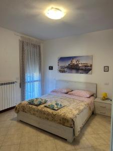 a bedroom with a bed and a painting on the wall at Abate Appartament in Correzzola