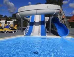 a water slide in a swimming pool at Escapade aux Peupliers in Vironchaux