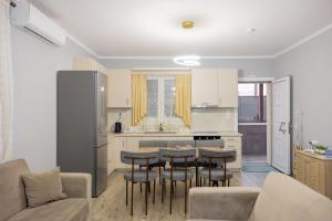 a kitchen and dining room with a table and chairs at Γιώργος και Εύα in Karianí