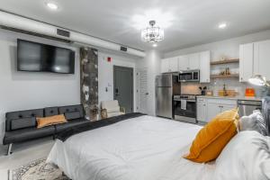 a large bedroom with a large bed and a kitchen at Park Hotel Studio Suite 407 in Chattanooga