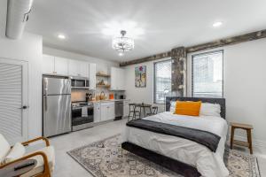 a bedroom with a large bed and a kitchen at Park Hotel Studio Suite 407 in Chattanooga