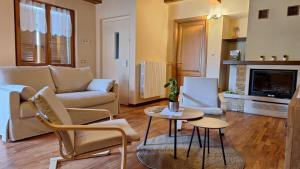 a living room with a couch and a table at piccola Villa La Palma in Colazza