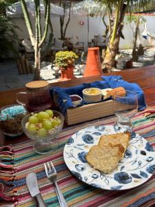 a table topped with a plate of bread and fruit at Hospedagem Flor de Alissah in Arraial do Cabo +56 photos