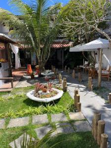 a garden with a plate of food on the grass at Hospedagem Flor de Alissah in Arraial do Cabo
