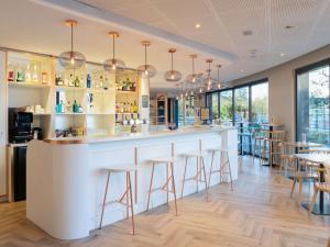 a bar in a restaurant with bar stools at ibis budget Genève Petit-Lancy in Geneva