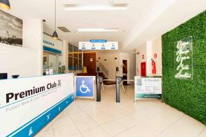 a hospital lobby with a patients entrance with a green wall at Vision Hotel em Brasília 84573 in Brasília +40 photos