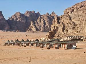 a building in the desert with mountains in the background at Camp sami in Disah
