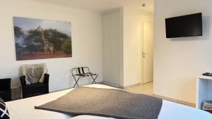 a bedroom with a giraffe painting on the wall at Vita Roka met extra Luxe Privé Wellness in Ursel