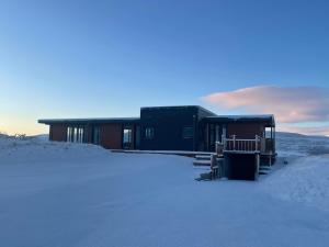 セールフォスにあるModern Villaの雪が積もった建物