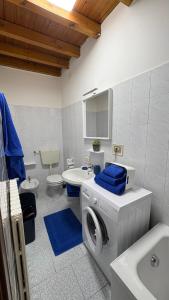 a bathroom with a washing machine and a sink at La casetta in Cesano Maderno