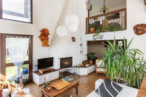 a living room with a couch and a tv at Sérénité in Jussac
