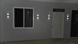 a room with two lights on the wall and a window at Apartamento Decrusi in Alajuela