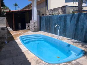 a blue tub sitting in a yard next to a fence at Casa em Alter do Chão in Santarém