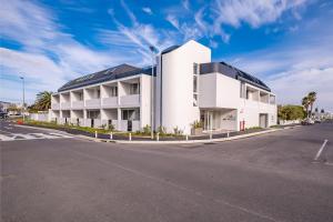 a white building on the side of a road at Little Acorn in Hermanus