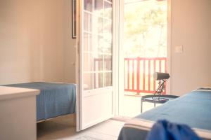 a bedroom with a door open to a balcony at Grand appartement-lac-centre-hossegor in Hossegor +9 photos
