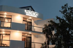 ein weißes Wohnhaus mit einem Schild darauf in der Unterkunft Emma Apartments - Akumal-Grand Sirenis in Akumal + 36 Fotos