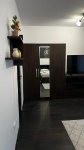 a room with a hallway with a mirror and a bedroom at SCC2 Apartments in Cluj-Napoca
