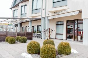 ein Gebäude mit Büschen davor in der Unterkunft Hotel Casa56 in Weiswampach