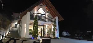 ein Haus mit einem Weihnachtsbaum davor bei Nacht in der Unterkunft Laura Spa in Łagów