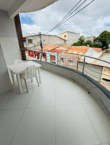 ein Balkon mit einer weißen Bank und Aussicht in der Unterkunft Serra Flat in Tianguá