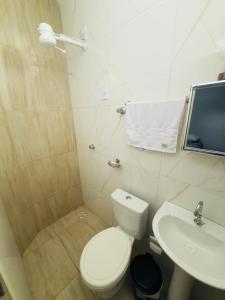 ein kleines Badezimmer mit Toilette und Waschbecken in der Unterkunft Serra Flat in Tianguá