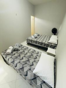 zwei Einzelbetten in einem Zimmer mit in der Unterkunft Serra Flat in Tianguá
