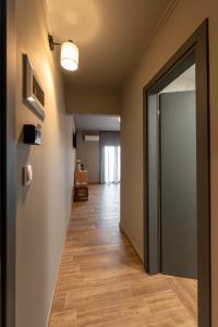 an empty hallway with an open door and a hallwayngthngthngthngthngthngth at Esperia Hotel in Larisa