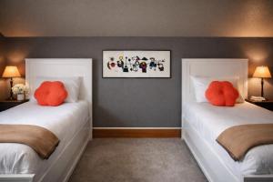 two beds with red pillows on them in a bedroom at Lodge Condo 031 in Black Butte Ranch +4 photos