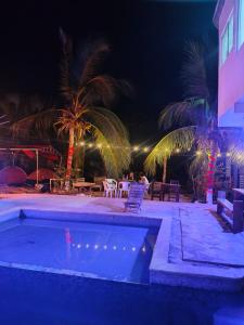 ein Schwimmbad in einem Resort bei Nacht in der Unterkunft Fiesta Zipolite in Zipolite