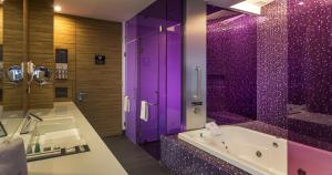a bathroom with a purple shower and a tub at V Boutique Periférico Sur in Mexico City
