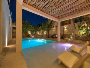 an image of a swimming pool in a house at suite tropical en oasis tropical del centro de Mérida in Mérida