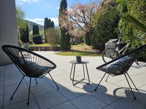 two chairs and a table on a patio at Unterkunft für Radfahrer in Eichenbühl