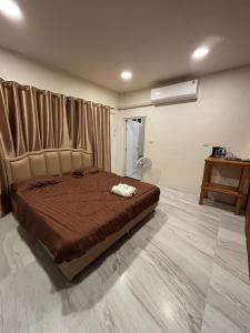 a bedroom with a large bed in a room at KaizaHotel Suvarnabhumi Airport in Lat Krabang