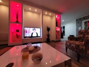 a living room with a couch and a tv at Le Refuge Gabriel avec grand parking privé in Blois