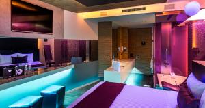 a hotel room with a bed and a bathroom at V Boutique Periférico Sur in Mexico City