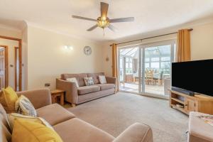 a living room with a couch and a flat screen tv at 3 Bed in Walcott oc-2135 in Walcott