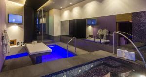 a bathroom with a tub and a sink and a shower at V Boutique Periférico Sur in Mexico City