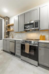 a kitchen with a stove and a microwave at Park Hotel 1BR Suite 410 in Chattanooga