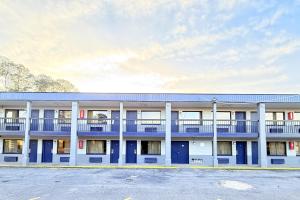 an empty parking lot in front of a building at OYO Hotel Williamston in Williamston